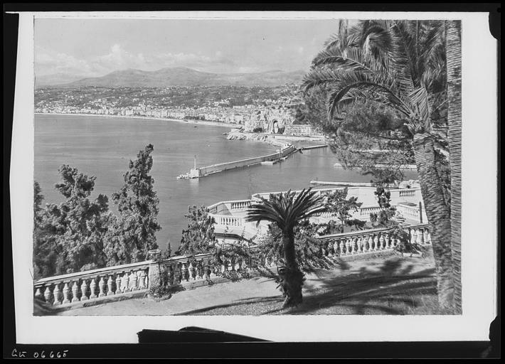 Vue sur le port prise du Mont-Boron