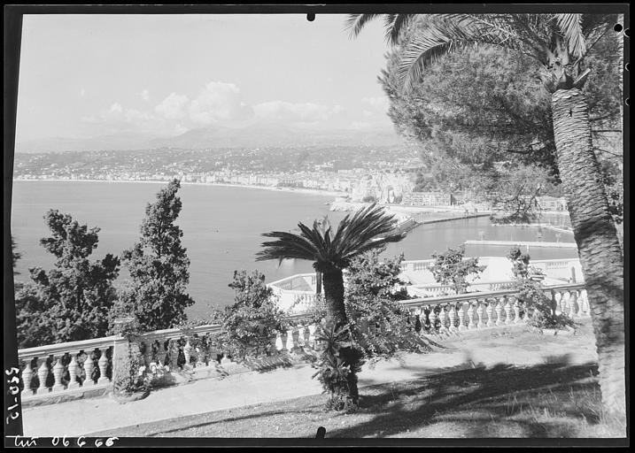 Vue sur le port prise du Mont-Boron