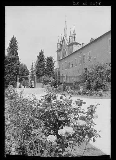 Vue sur le jardin, la roseraie