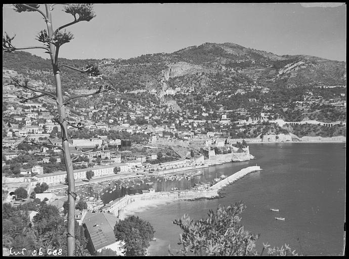 11 - Vue générale et la Darse, le port de plaisance (citadelle)