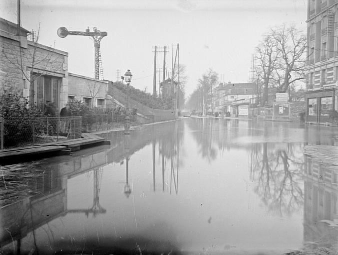 Crue de la Seine à Paris ou aux environs de Paris (supposé), rue inondée