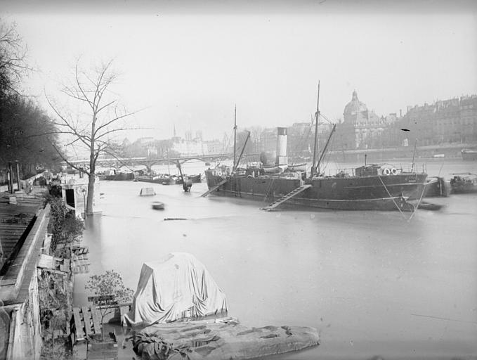 Crue de la Seine à hauteur de l'Institut, bateau amarré, quai inondé