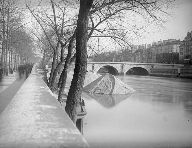 Crue de la Seine au pont Marie (supposé), berge inondée