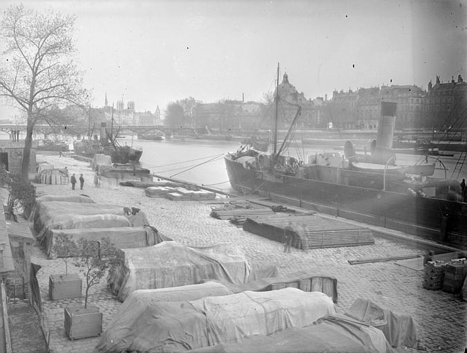 Berges de la Seine en face de l'Institut, quai de déchargement, navires, marchandises, personnages, tours de Notre-Dame à l'arrière-plan