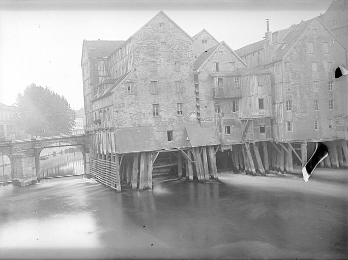 Moulins construits sur pilotis dans le cours de la Marne, pont à gauche