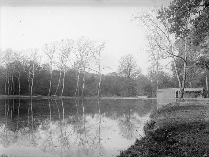 Etang, reflet des arbres dans l'eau, buvette 'A l'étang de Trivaux, au rendez-vous des artistes et des pêcheurs'