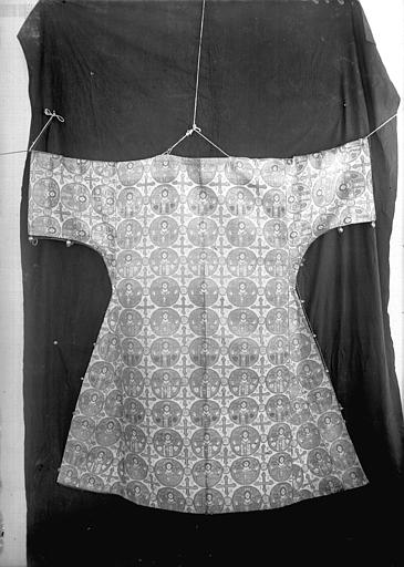 Broderie : vêtement ecclésiastique