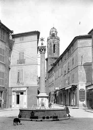 Fontaine vue de face, tour du couvent des Augustins en arrière-plan