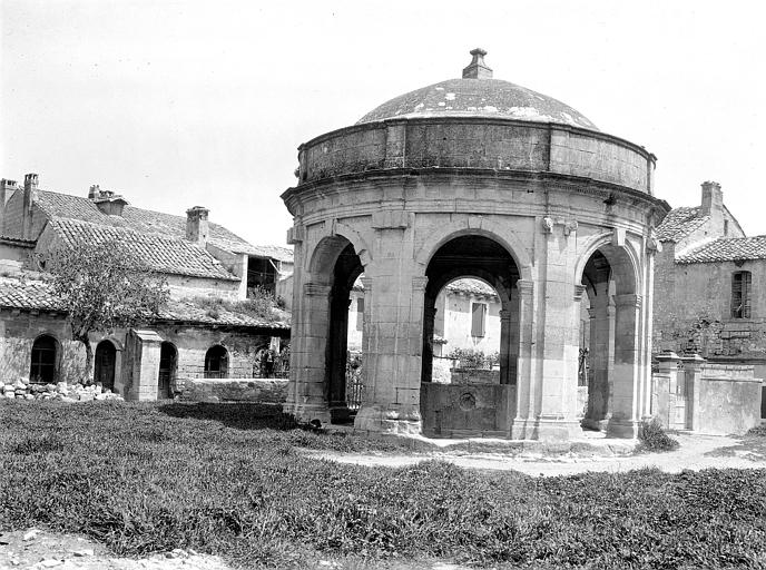 Puits couvert à l'intérieur de l'abbaye