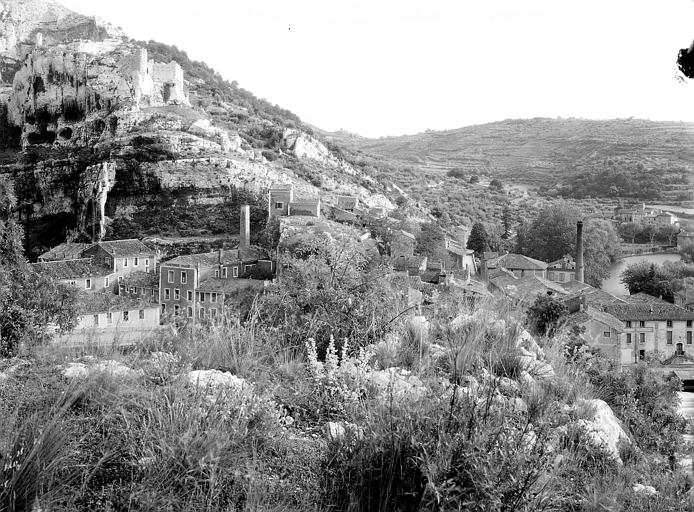 Vue générale du village et des ruines