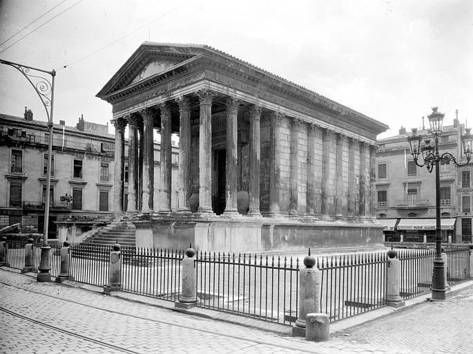 La Maison Carrée : vue d'ensemble nord-est