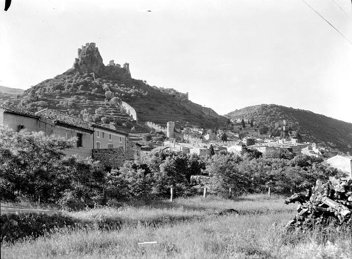 Vue générale avec le village en contrebas