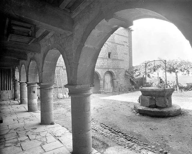 Puits dans la cour intérieure du château