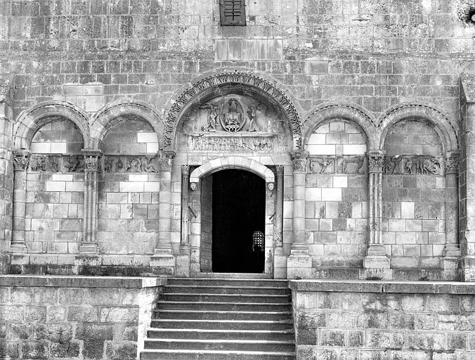 Portail d'entrée de l'église romane