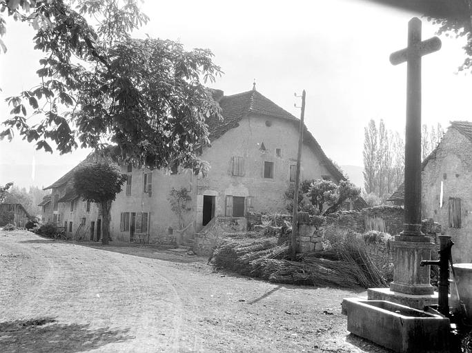 Croix de chemin en granit, datée de 1663, à l'entrée du village