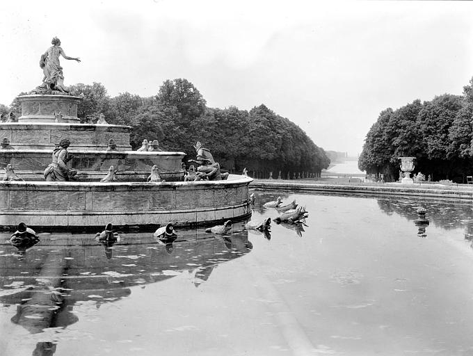 Fontaine dite bassin de Latone, dans le petit parc