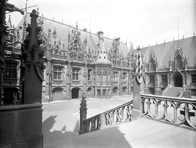 Vue des façades depuis la cour intérieure