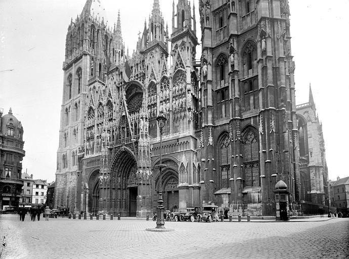 Parvis et portail de la cathédrale