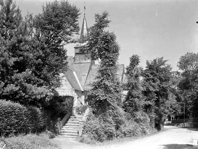 Façade sud à travers les branches