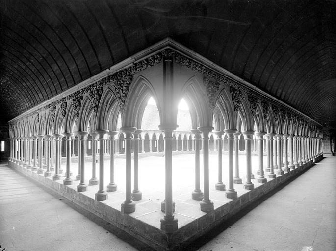 Cloître de l'abbaye : vue d'ensemble