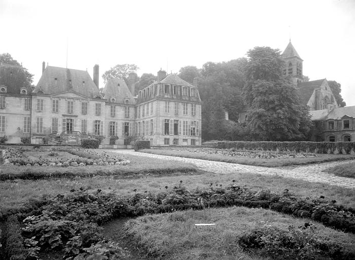 Façade principale vue depuis le jardin ; clocher de l'église