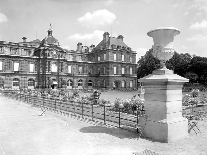 Vue partielle de la façade côté jardin