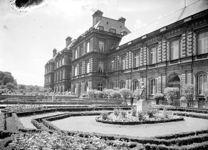 Vue partielle de la façade côté jardin, entrée du palais