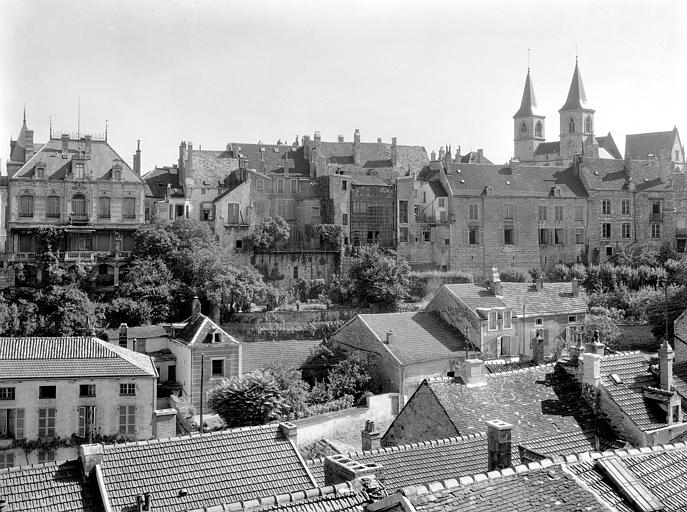 Tours de la façade ouest dominant la ville