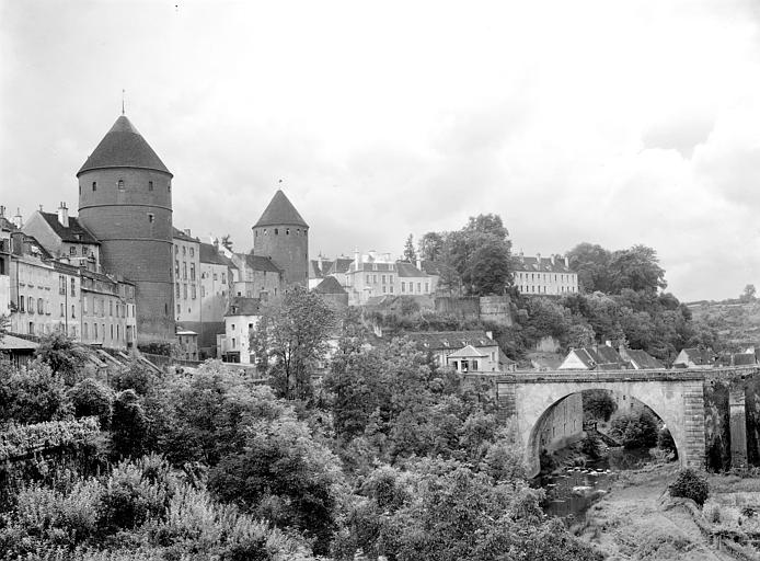 Vue du château et de l'Armançon