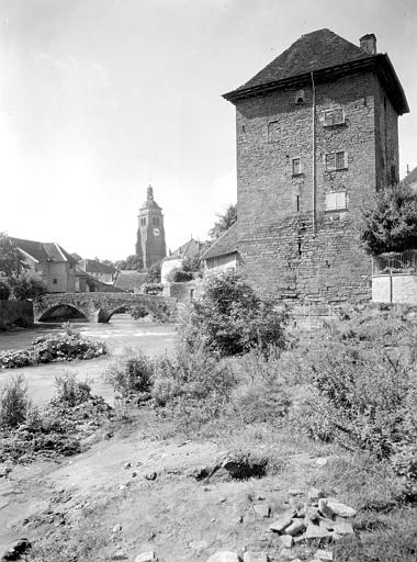 Vue générale sur le pont des Capucins sur la Cuisance, la tour de l'église et les anciennes fortifications