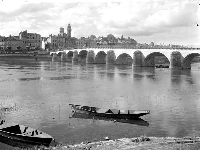 Pont sur la Saône, quai Lamartine et tours de l'ancienne cathédrale