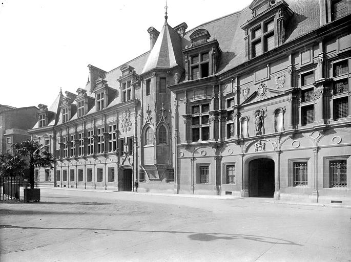 La façade sur la place Saint-André