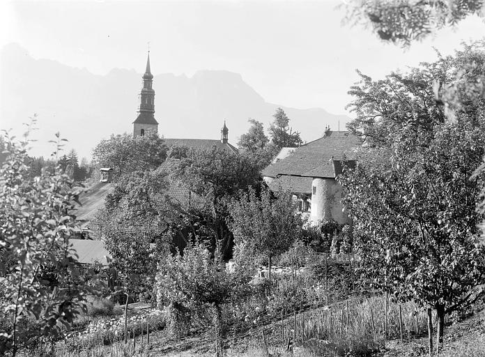 Clocher au-dessus des toits