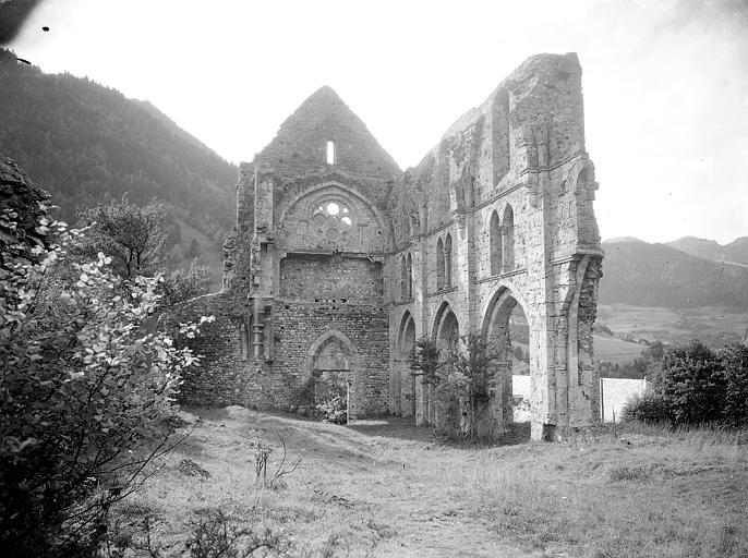 Extérieur : vue de l'édifice en ruine