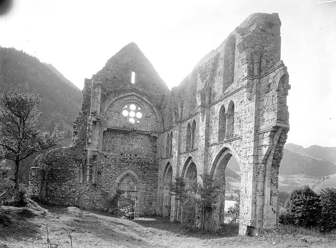 Extérieur : vue de l'édifice en ruine