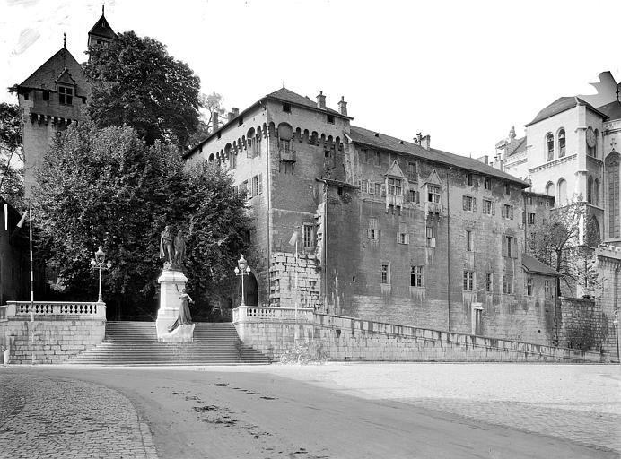 Au pied du château, escalier de pierre surmonté du monument dédié à Joseph et Xavier de Maistre