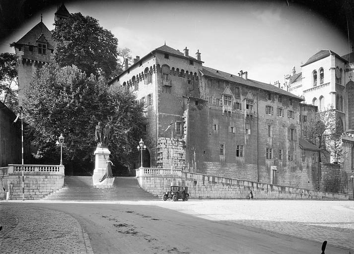 Au pied du château, escalier de pierre surmonté du monument dédié à Joseph et Xavier de Maistre