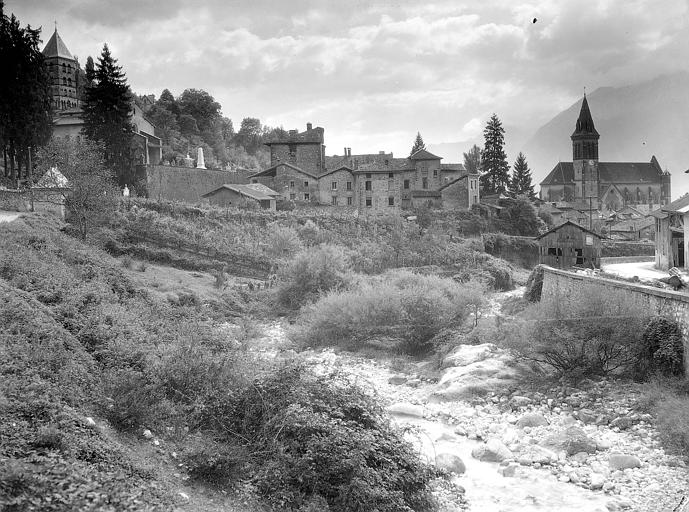 Vue éloignée avec le village