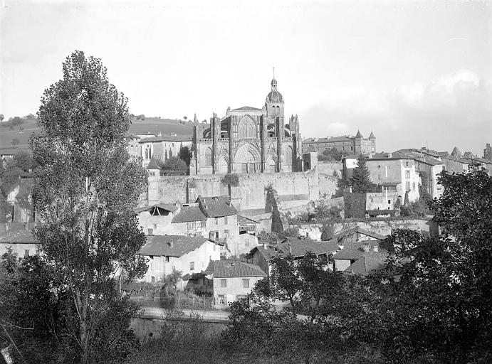 Vue d'ensemble avec le village