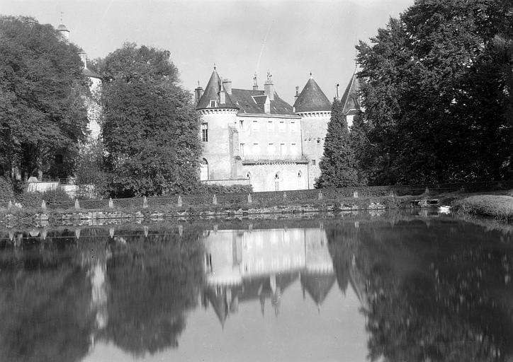 Vue d'ensemble prise de la pièce d'eau