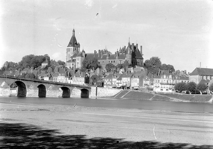 Vue générale sur le pont du XVIe siècle sur la Loire, le château d'Anne de Beaujeu et le clocher de l'ancienne église