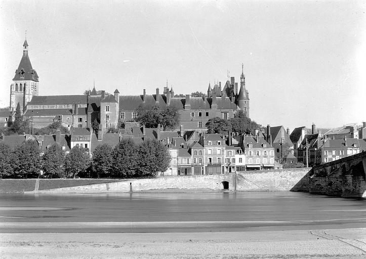 Vue générale sur le château d'Anne de Beaujeu et le clocher de l'ancienne église