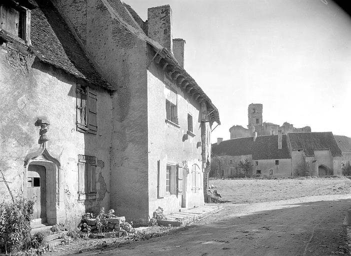 Une rue du village, le château à l'arrière-plan