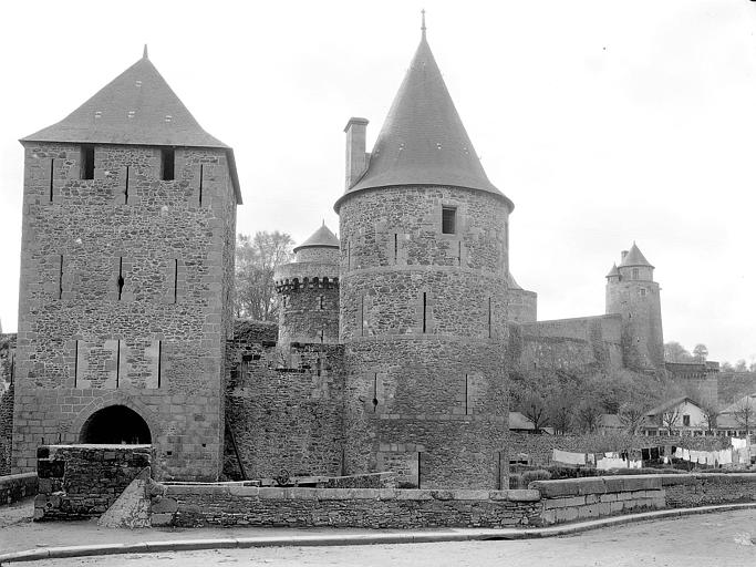 Tour d'entrée du château