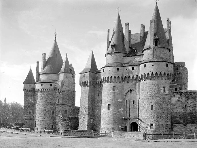 Châtelet et tour Saint-Laurent vus de l'ouest