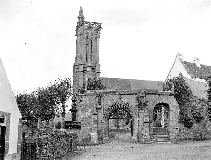 Porte du cimetière et clocher