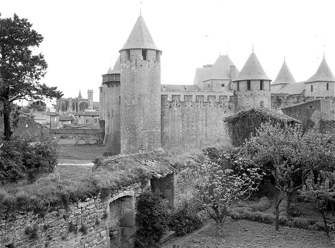 Vue d'ensemble, église Saint-Nazaire en arrière-plan