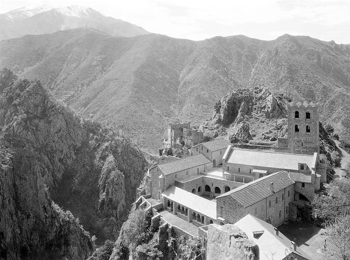 Vue plongeante de l'ensemble sud, église et cloître