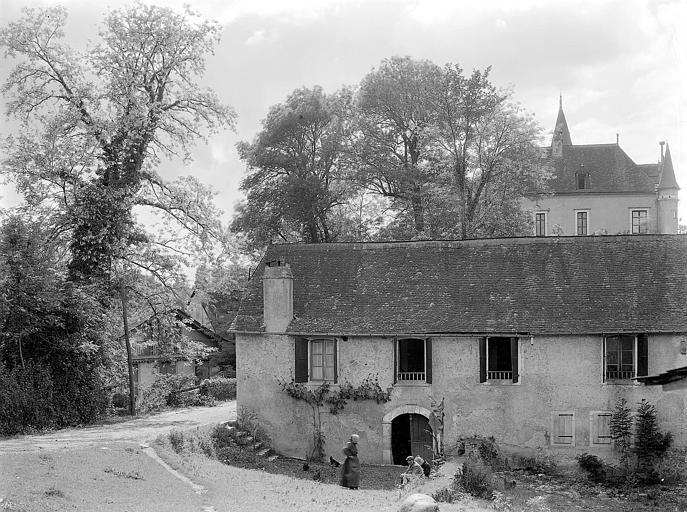 Corps de ferme, toit du château à l'arrière-plan