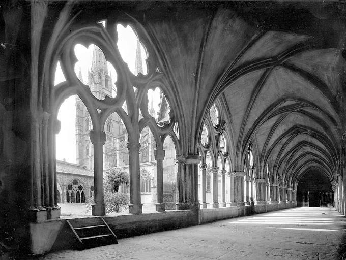 Les flèches vues depuis les galeries du cloître